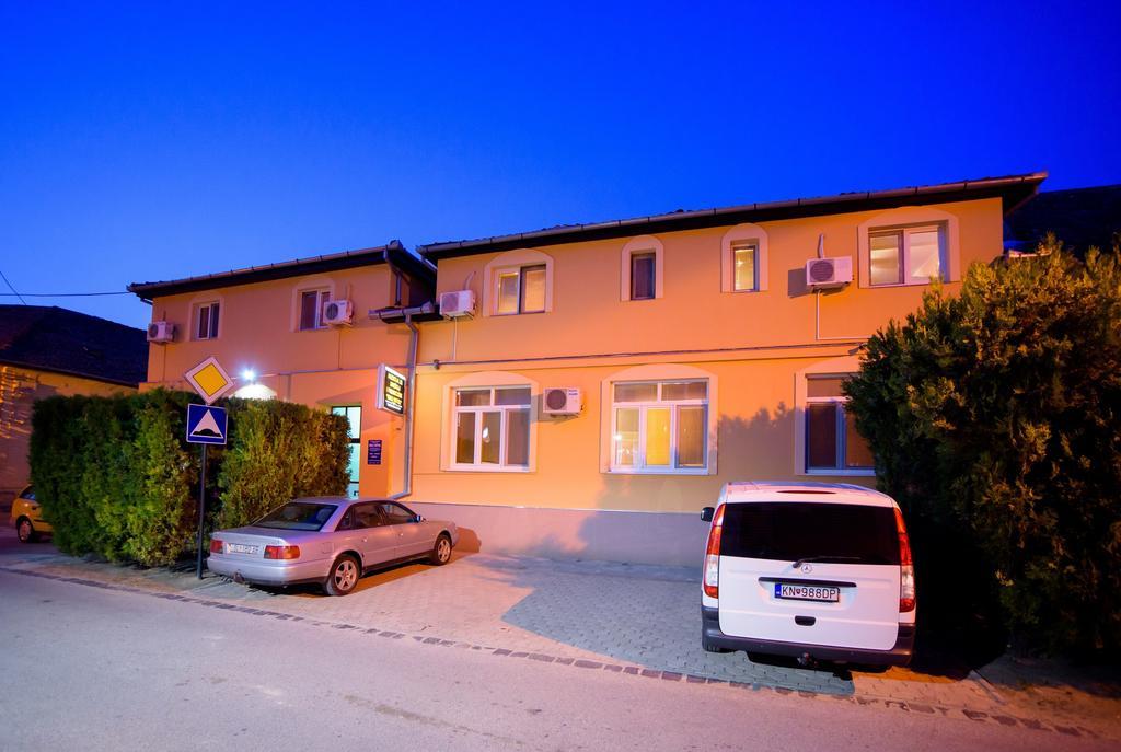 Guest House Mali Homtel Суботица Екстериор снимка